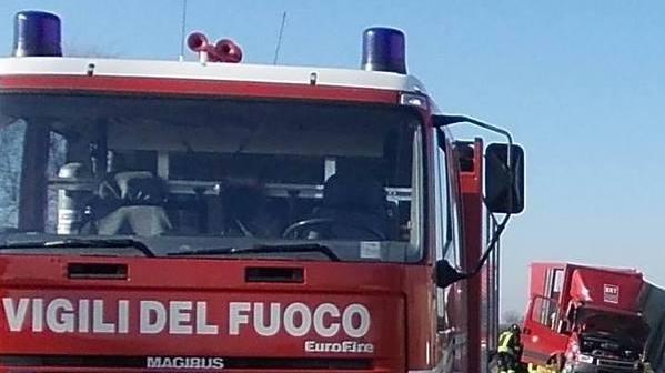 Scontro furgone e camion Ferito uno dei conducenti
