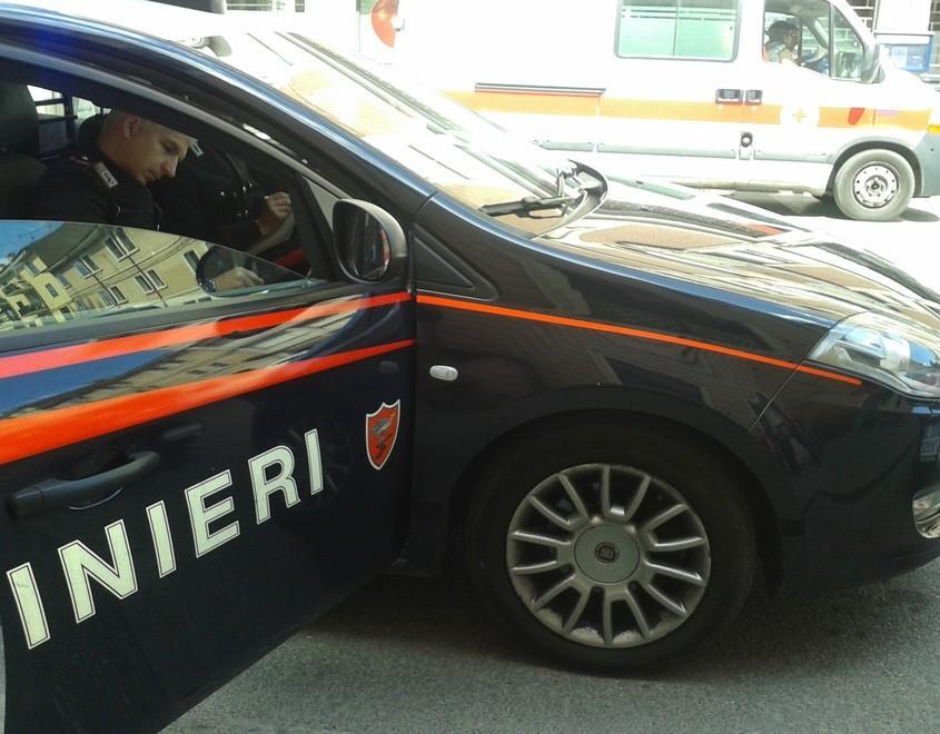 Le sue auto finiscono ai banditi 