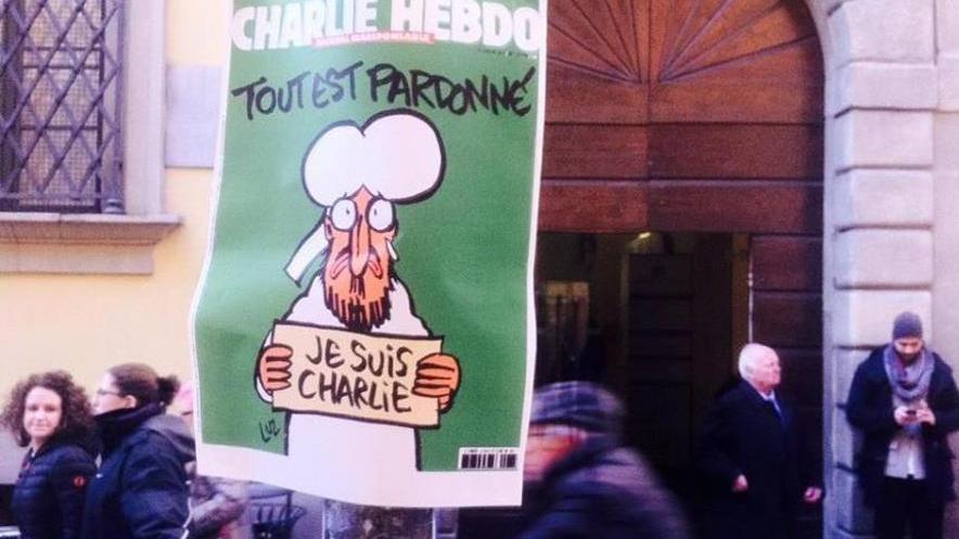 Charlie Hebdo, la copertina affissa in città