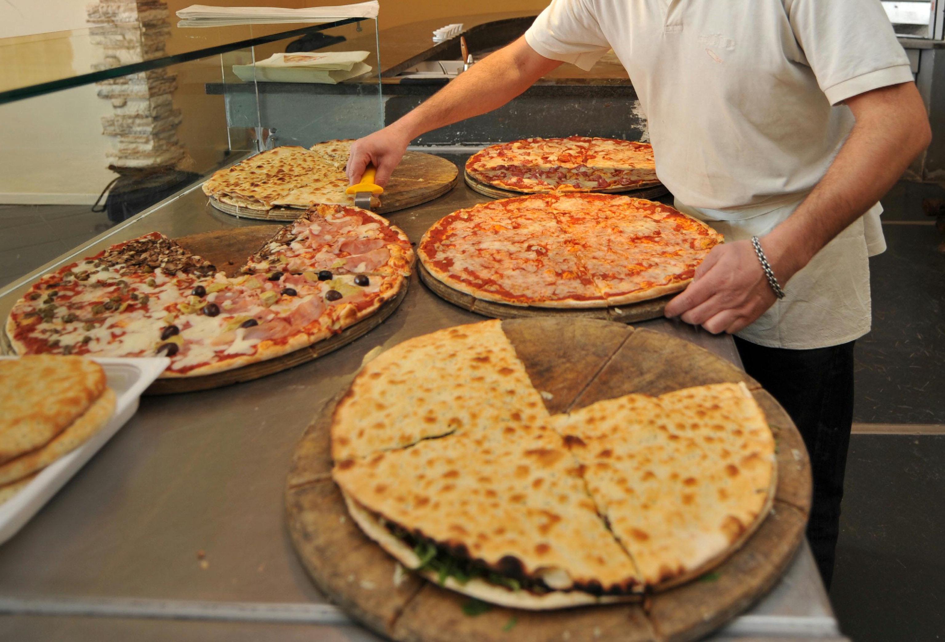 La pizza al taglio resta uno dei piatti preferiti