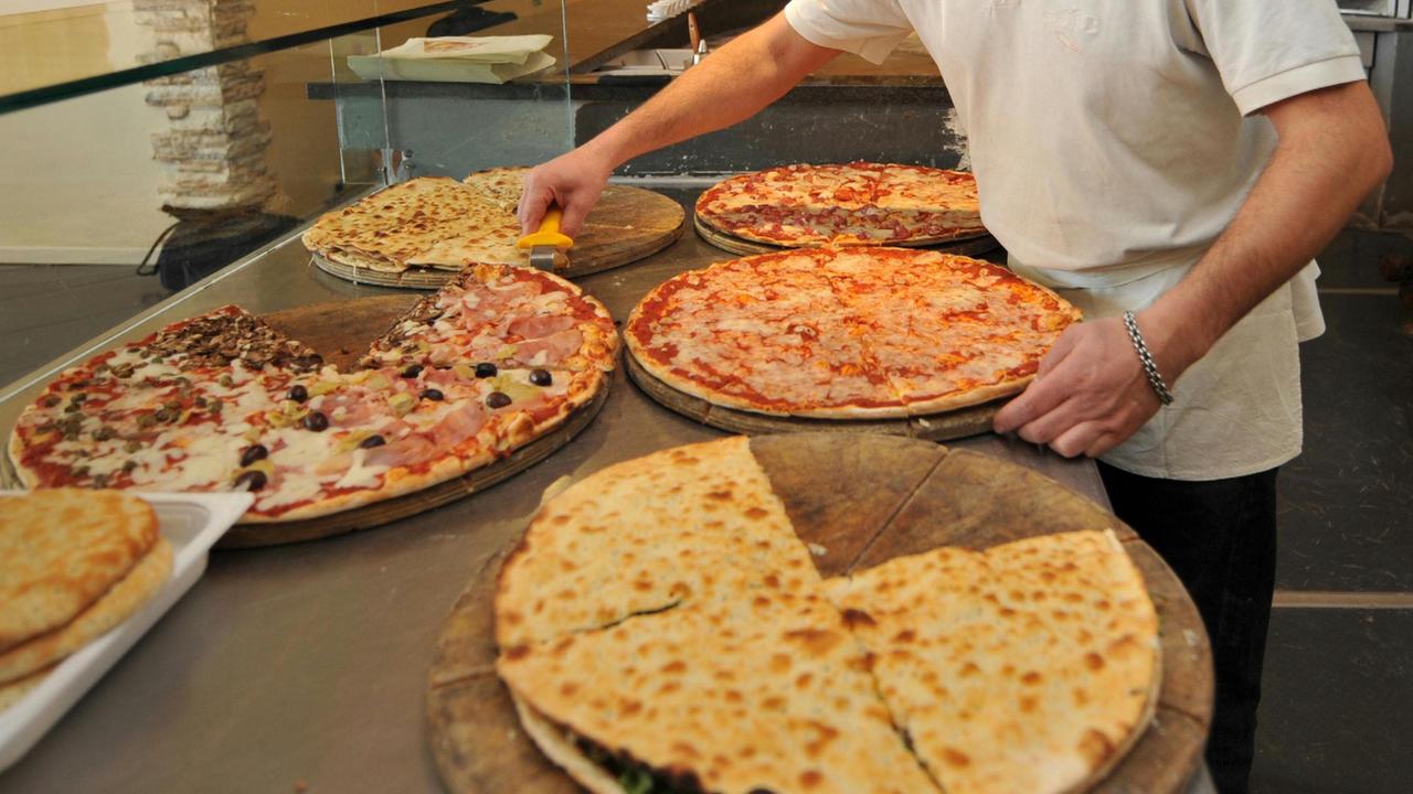La pizza al taglio resta uno dei piatti preferiti