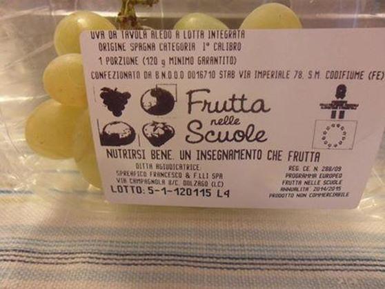 La vaschetta di uva spagnola distribuita a scuola