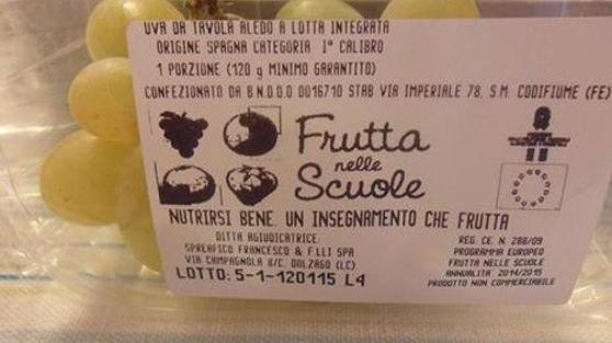 La vaschetta di uva spagnola distribuita a scuola