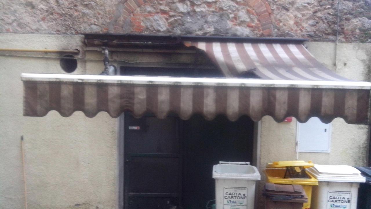 I danni causati dalle fiamme sul retro del negozio