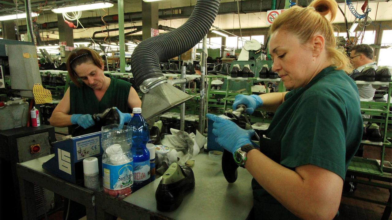 Operaie al lavoro in un calzaturificio (foto di repertorio)