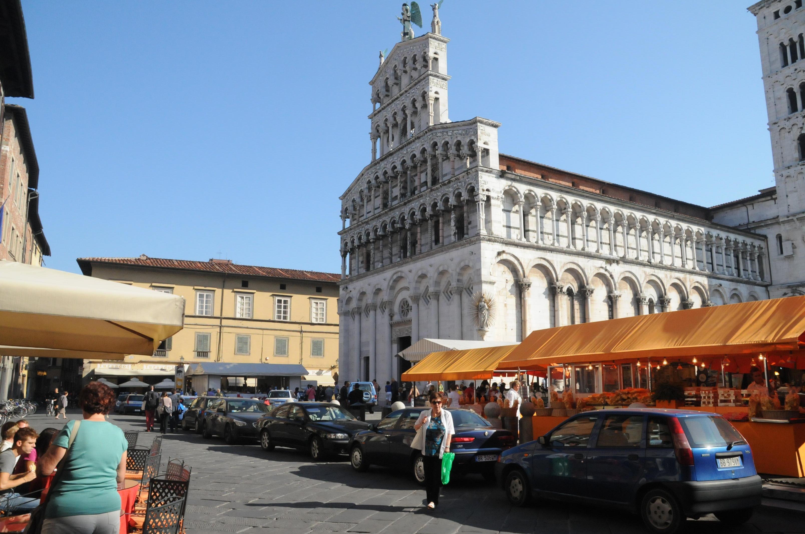 Un'edizione del mercato in piazza San Michele