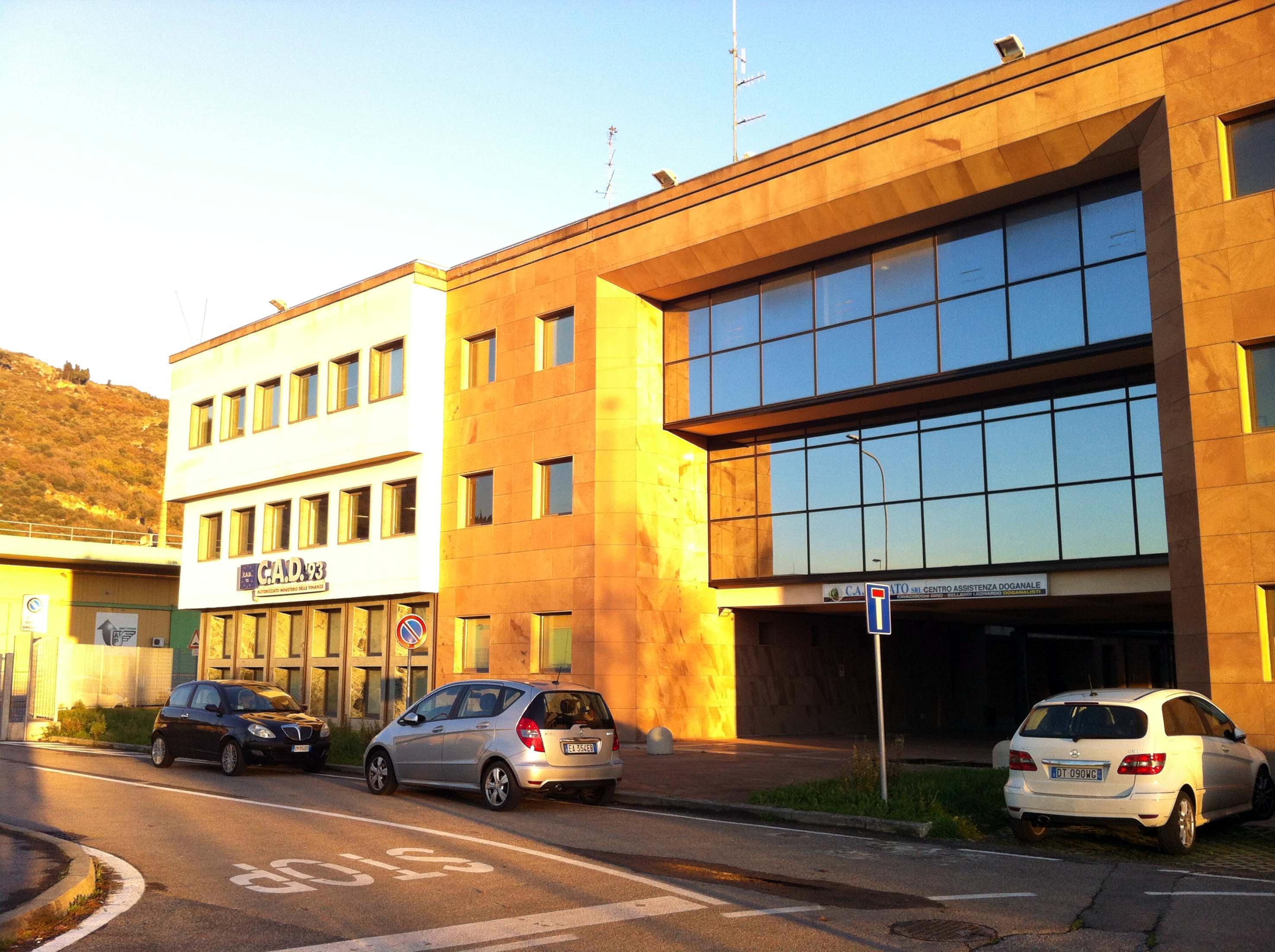 Gli ex uffici della motorizzazione civile a Prato chiusi nel 2012
