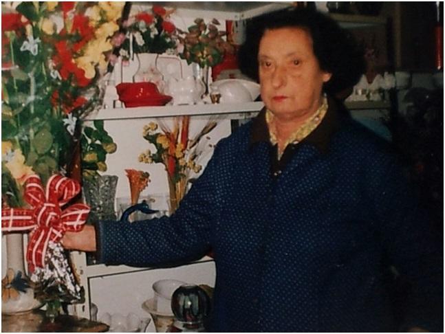 Fernanda Fanti all'interno del suo negozio di fioraia