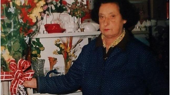 Fernanda Fanti all'interno del suo negozio di fioraia