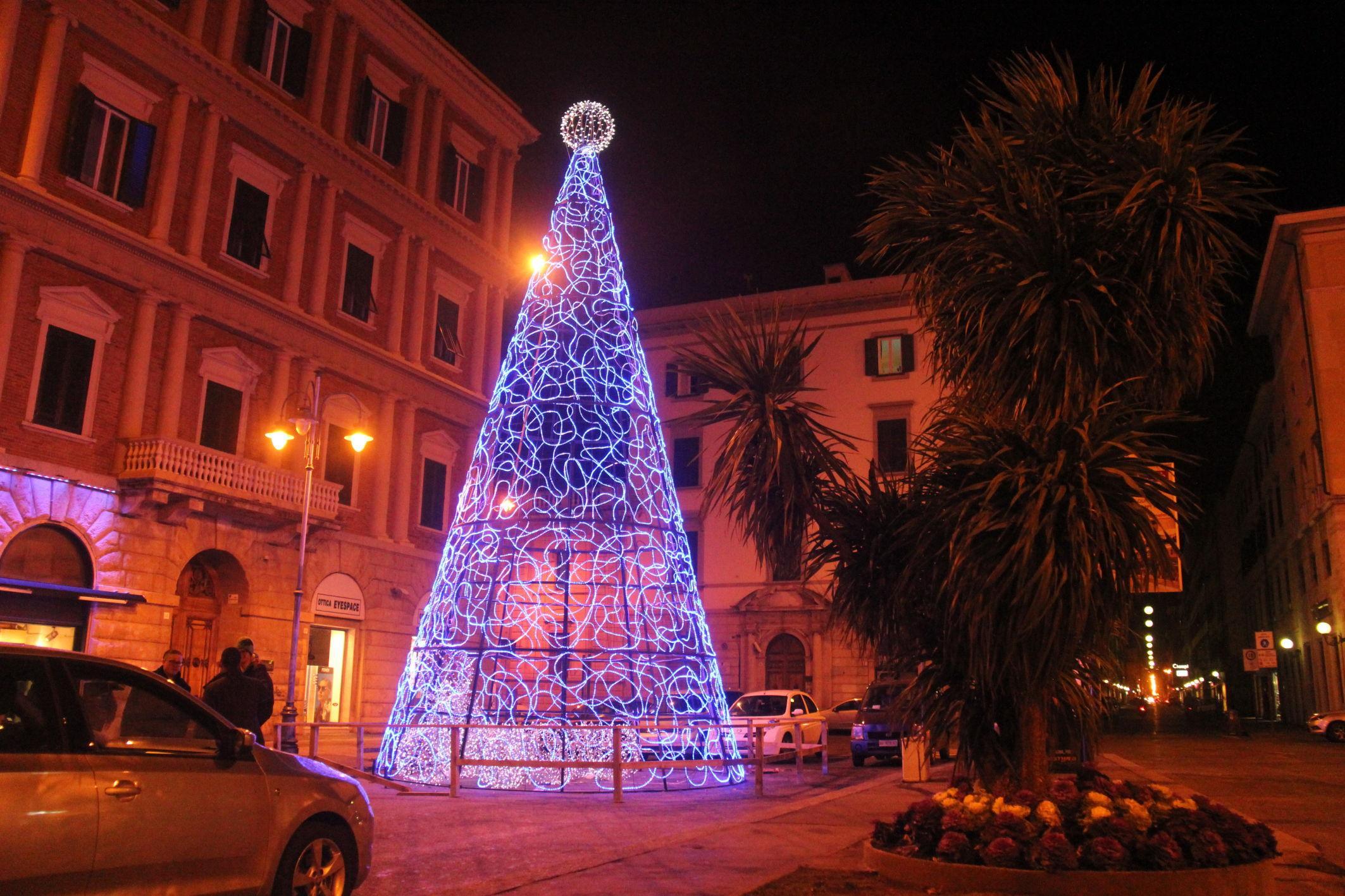 L'albero di Natale ancora acceso in piazza Cavour: la foto è stata scattata da Alberto Vincenzoni il 14 gennaio