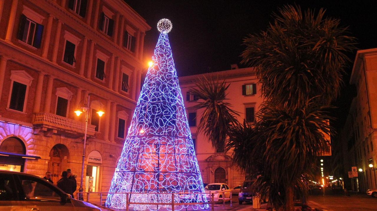 L'albero di Natale ancora acceso in piazza Cavour: la foto è stata scattata da Alberto Vincenzoni il 14 gennaio
