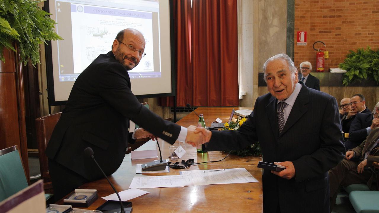 Il professor Franco Nencioni (a destra) mentre ritira un premio