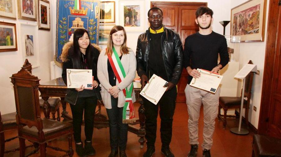 La consegna della cittadinanza a tre dei sei nuovi empolesi