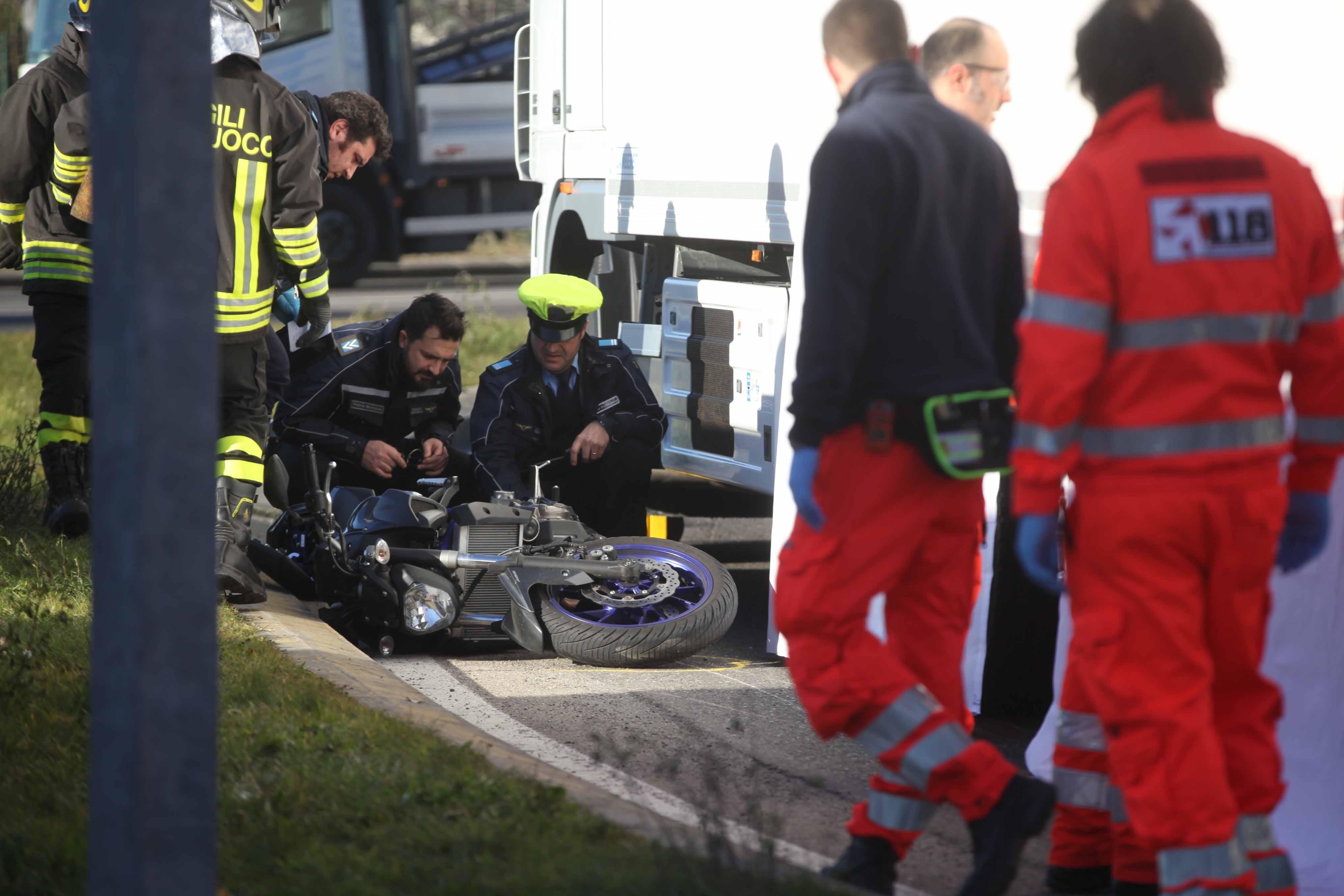Barbiere morto sotto un camion, la polizia cerca testimoni 