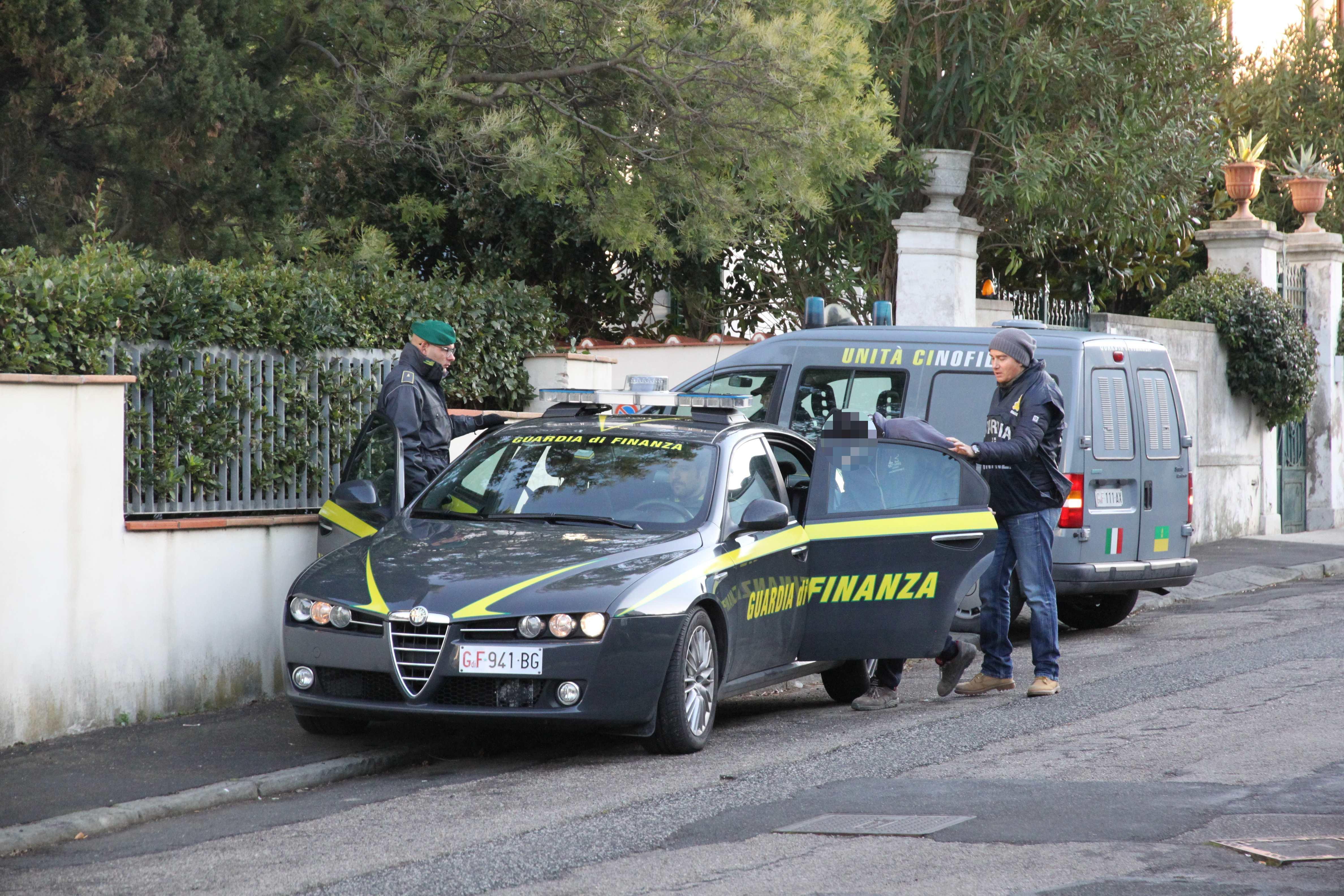 Droga, otto arresti e 16,3 chili di hashish sequestrati 