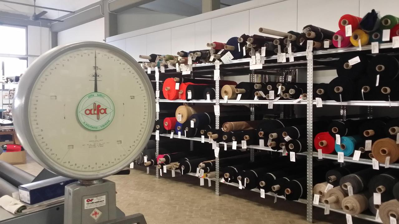 Pezze di stoffa in un'azienda (foto d'archivio)
