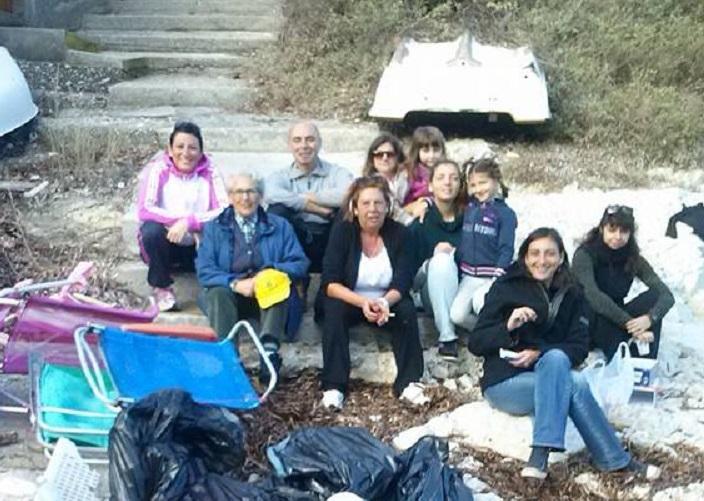 I volontari che hanno pulito le spiagge