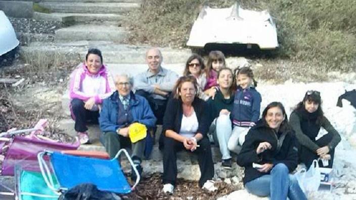 I volontari che hanno pulito le spiagge