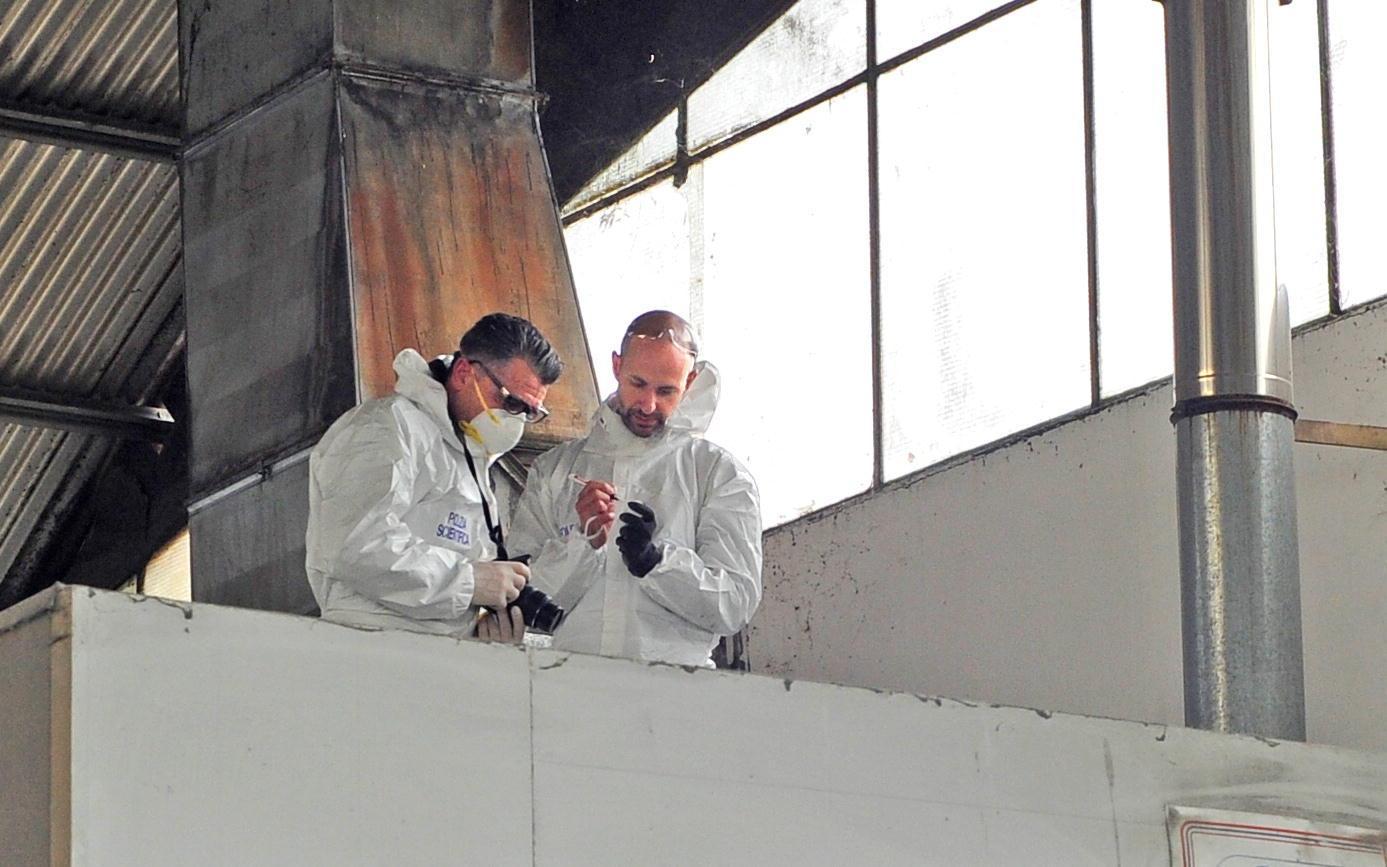 La cabina proibita e il cadavere fatto a pezzi: i testimoni raccontano 