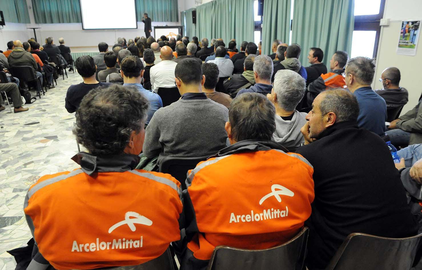 Un gruppo di lavoratori della Magona Arcelor Mittal 