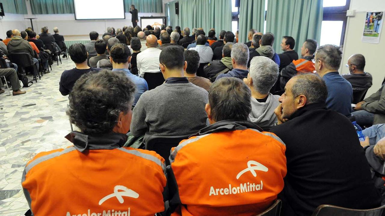 Un gruppo di lavoratori della Magona Arcelor Mittal