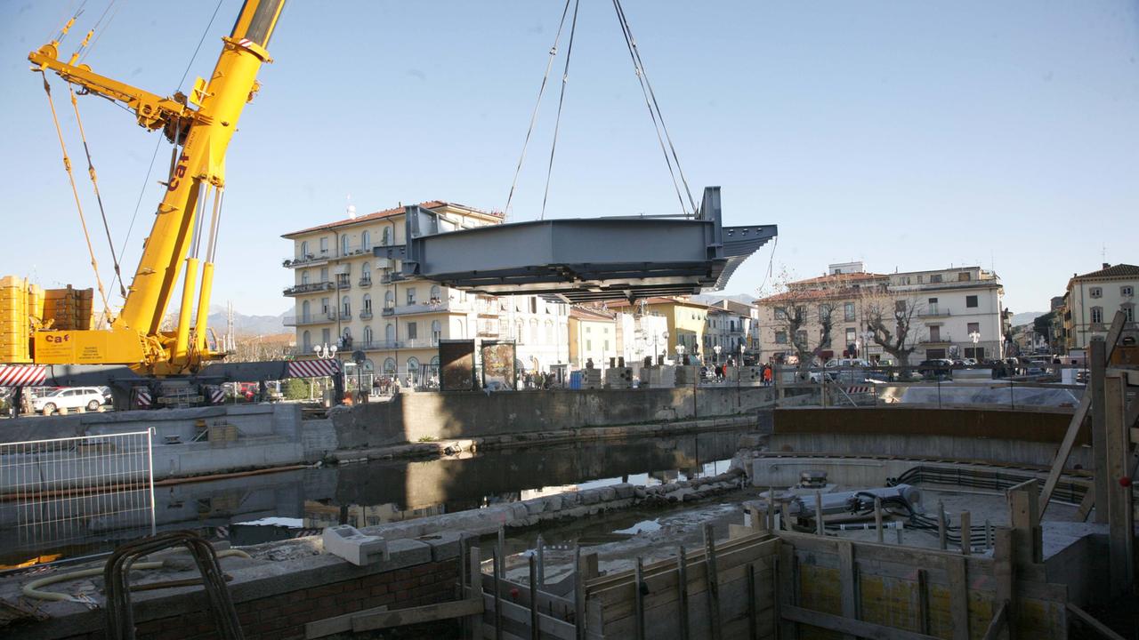 La posa del nuovo ponte girante