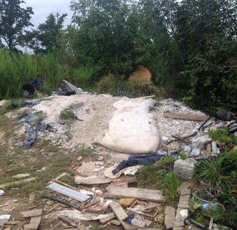 Scoperto a gettare rifiuti nel bosco 