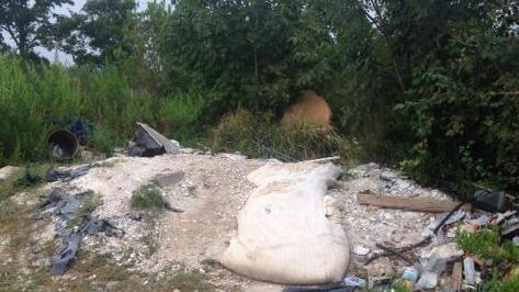Scoperto a gettare rifiuti nel bosco