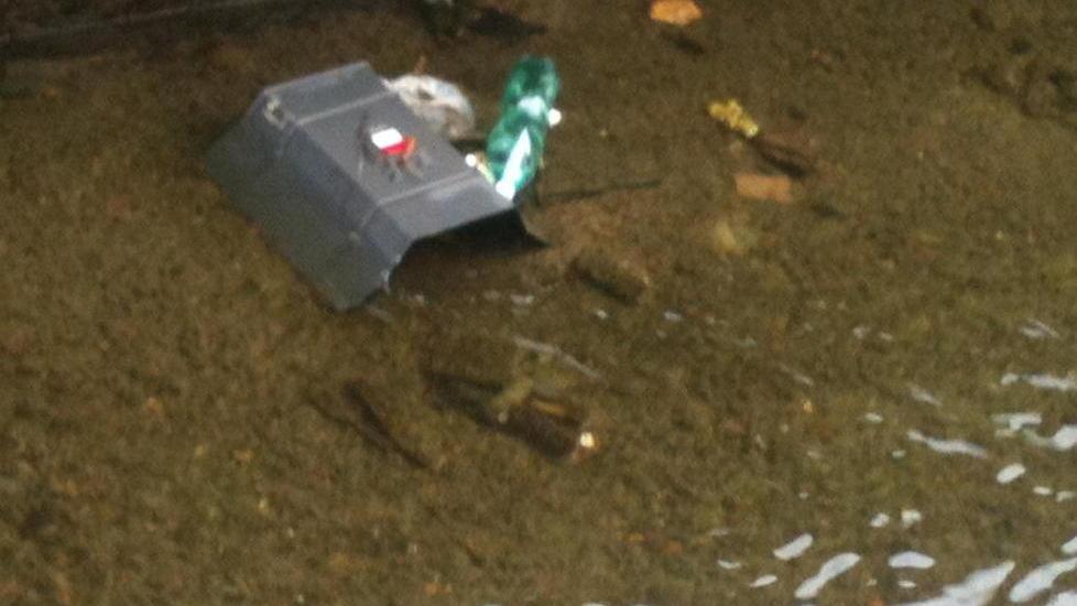 Il fosso si riempie di bottiglie vuote
