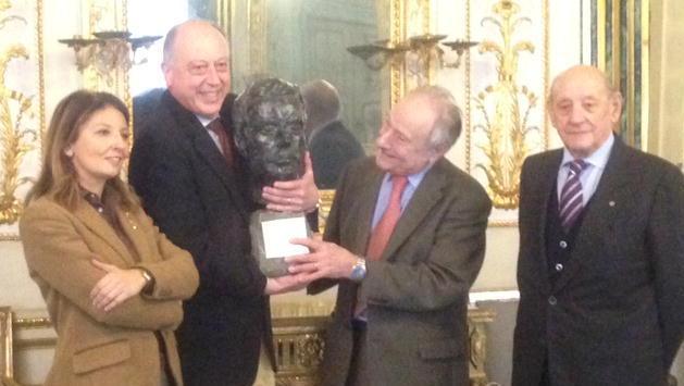 Da Bruxelles un busto di Puccini scintille alla consegna in Comune 