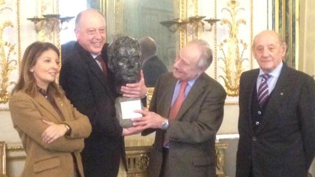Da Bruxelles un busto di Puccini scintille alla consegna in Comune