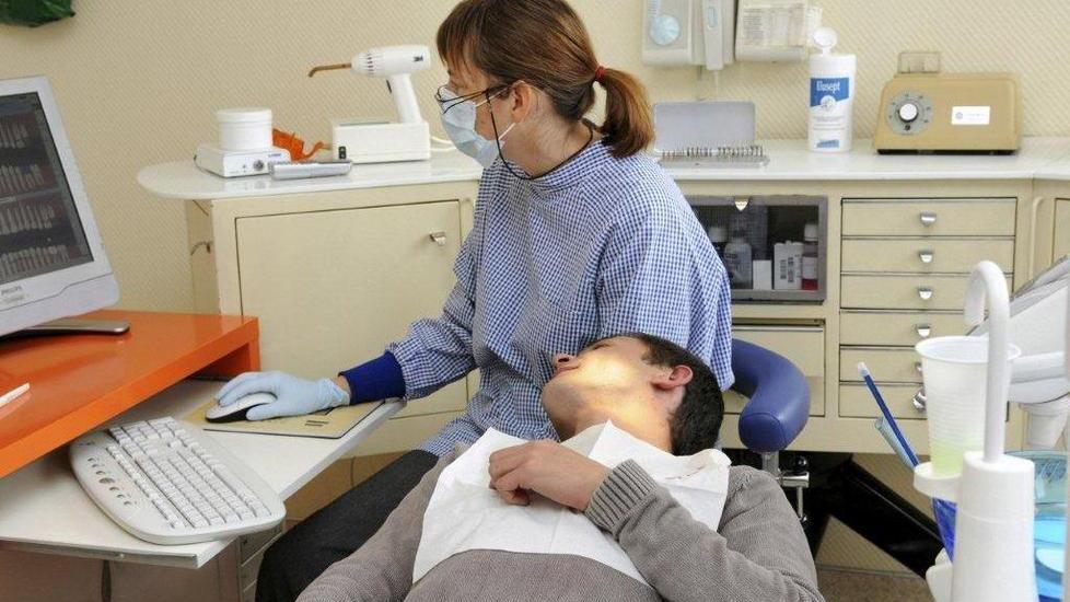 Curarsi con la crisi, il dentista dell’Asl fa il tutto esaurito