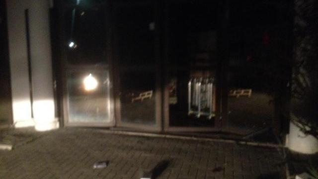 Un’auto come ariete per spaccare la porta del negozio