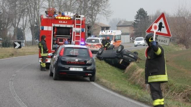 Auto si ribalta in un fossato Donna miracolosamente illesa