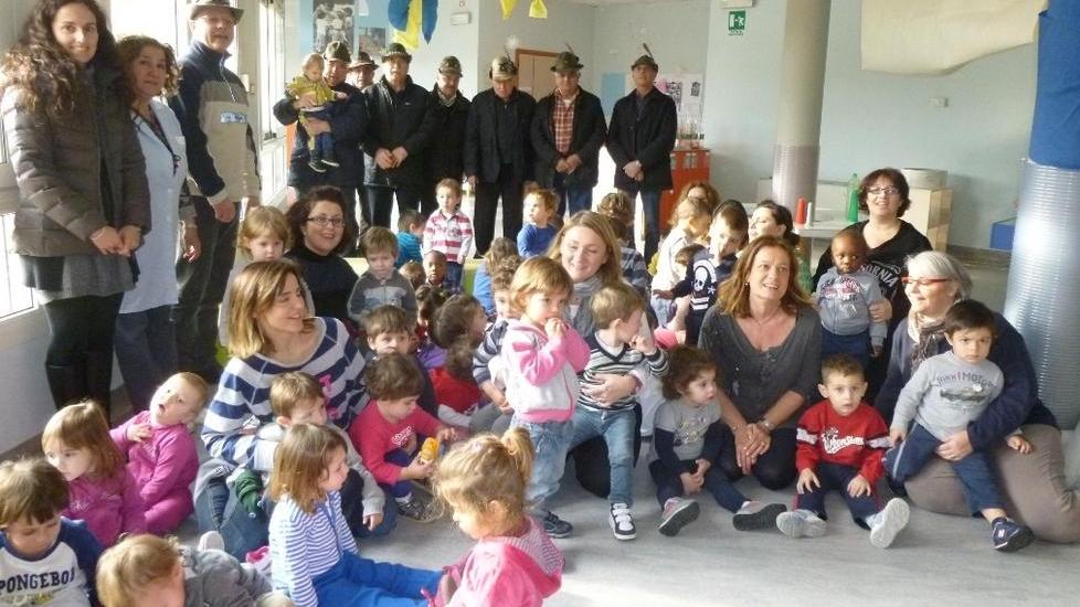 Il dono degli alpini all’asilo Cremaschi