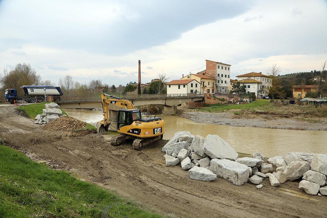 Voragini e allagamenti nel cantiere della 429 bis