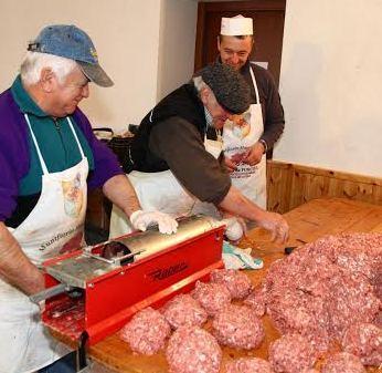 I maestri norcini in piazza per la concia tradizionale 