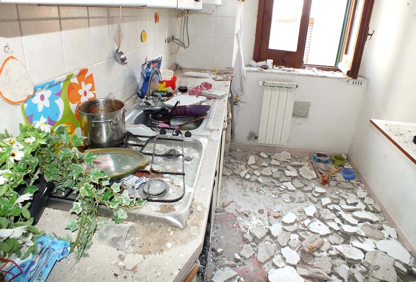 I calcinacci nella cucina dopo il crollo (foto Paolo Barlettani)