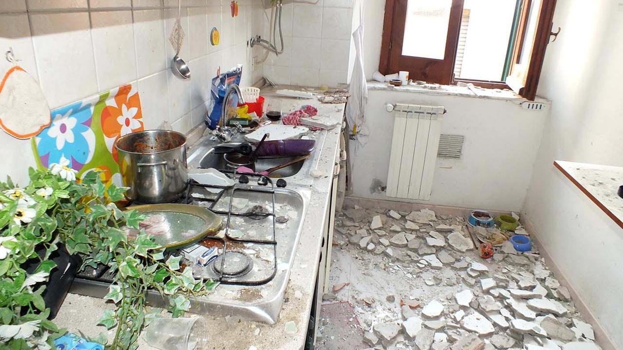 I calcinacci nella cucina dopo il crollo (foto Paolo Barlettani)
