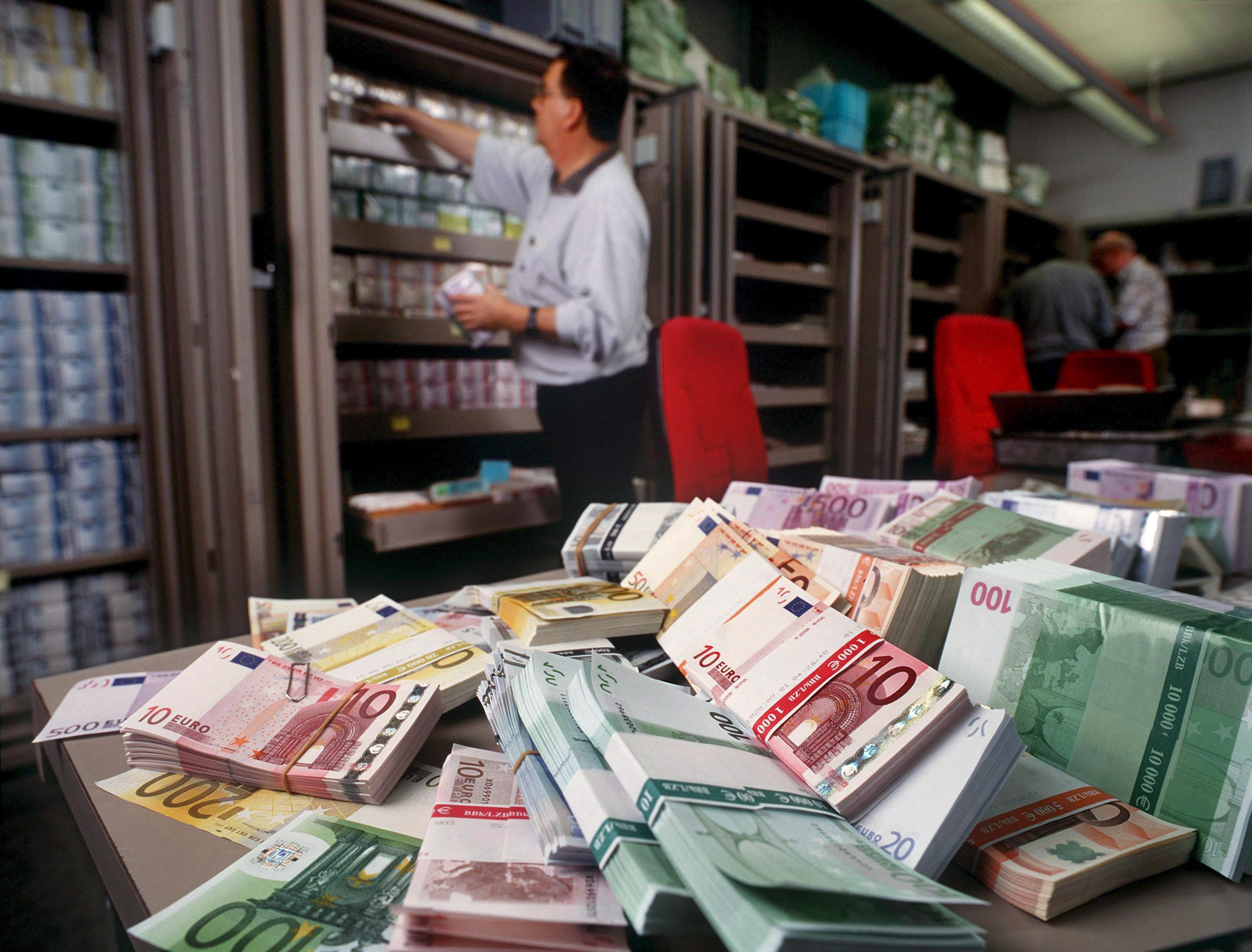 Viaggi, indennità, rifiuti: ecco chi spende di più 