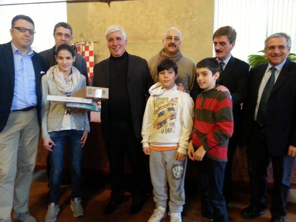 Un momento del ringraziamento agli studenti nella Sala maggiore del Comune