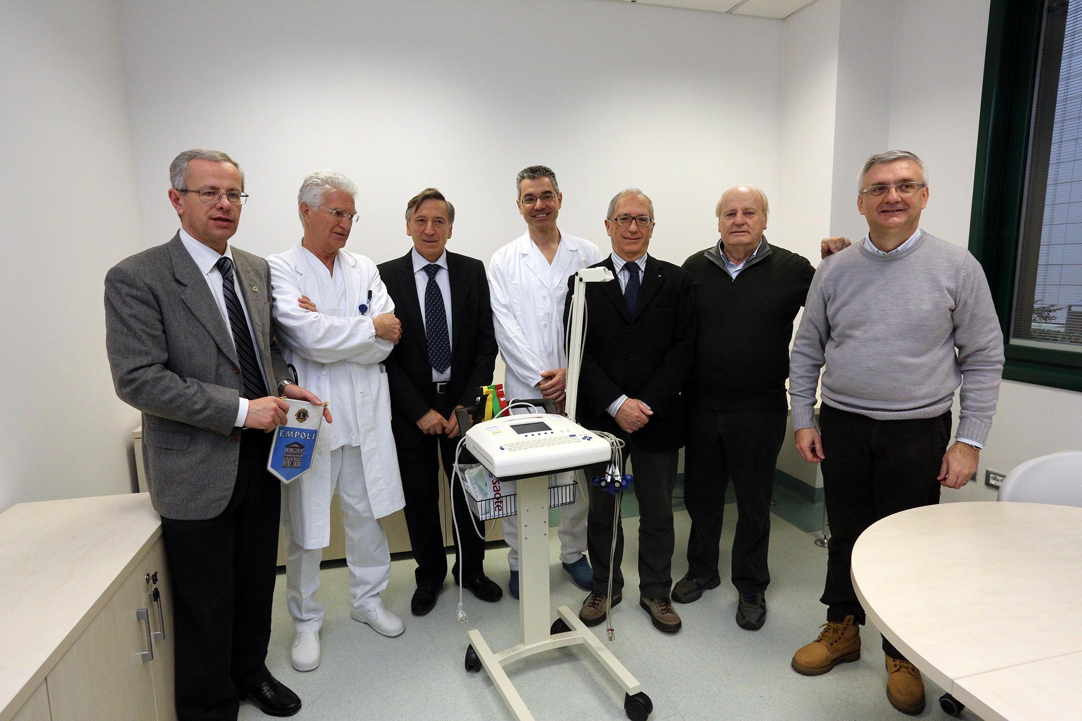 La consegna dell'elettrocardiografo (foto Agenzia Carlo Sestini)