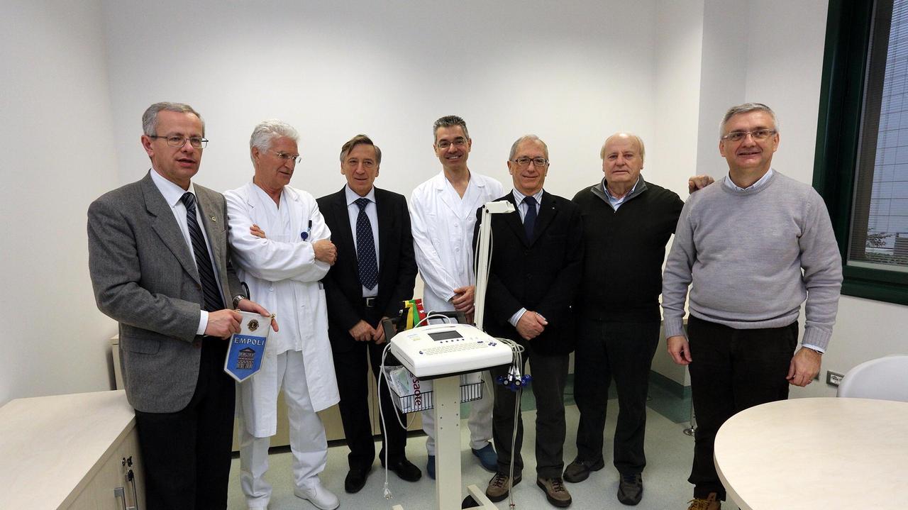 La consegna dell'elettrocardiografo (foto Agenzia Carlo Sestini)
