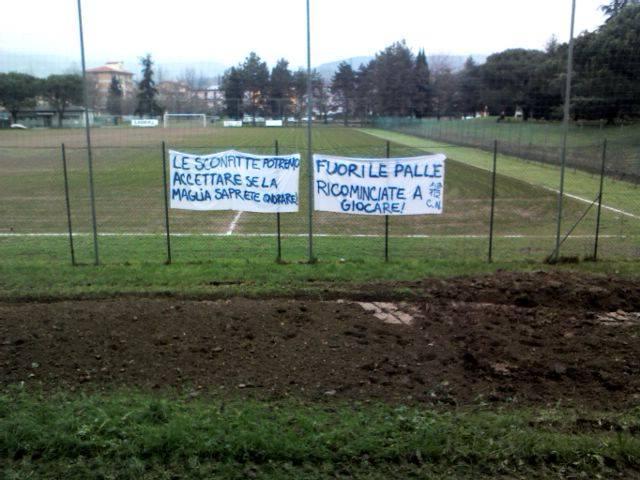 Lo striscione esposto dai tifosi sul campo di allenamento della Pistoiese (foto Turchi)
