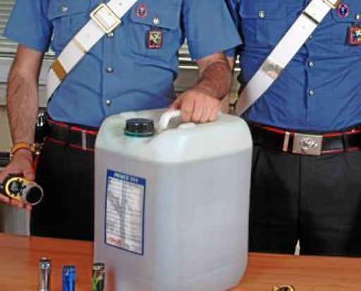 Furgone in riserva, succhiano gasolio da un autotreno