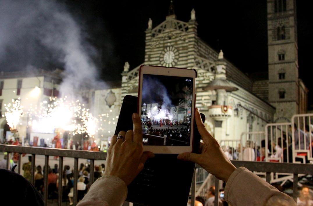 Piazza Duomo a Prato in una foto di Carlo Moscardi