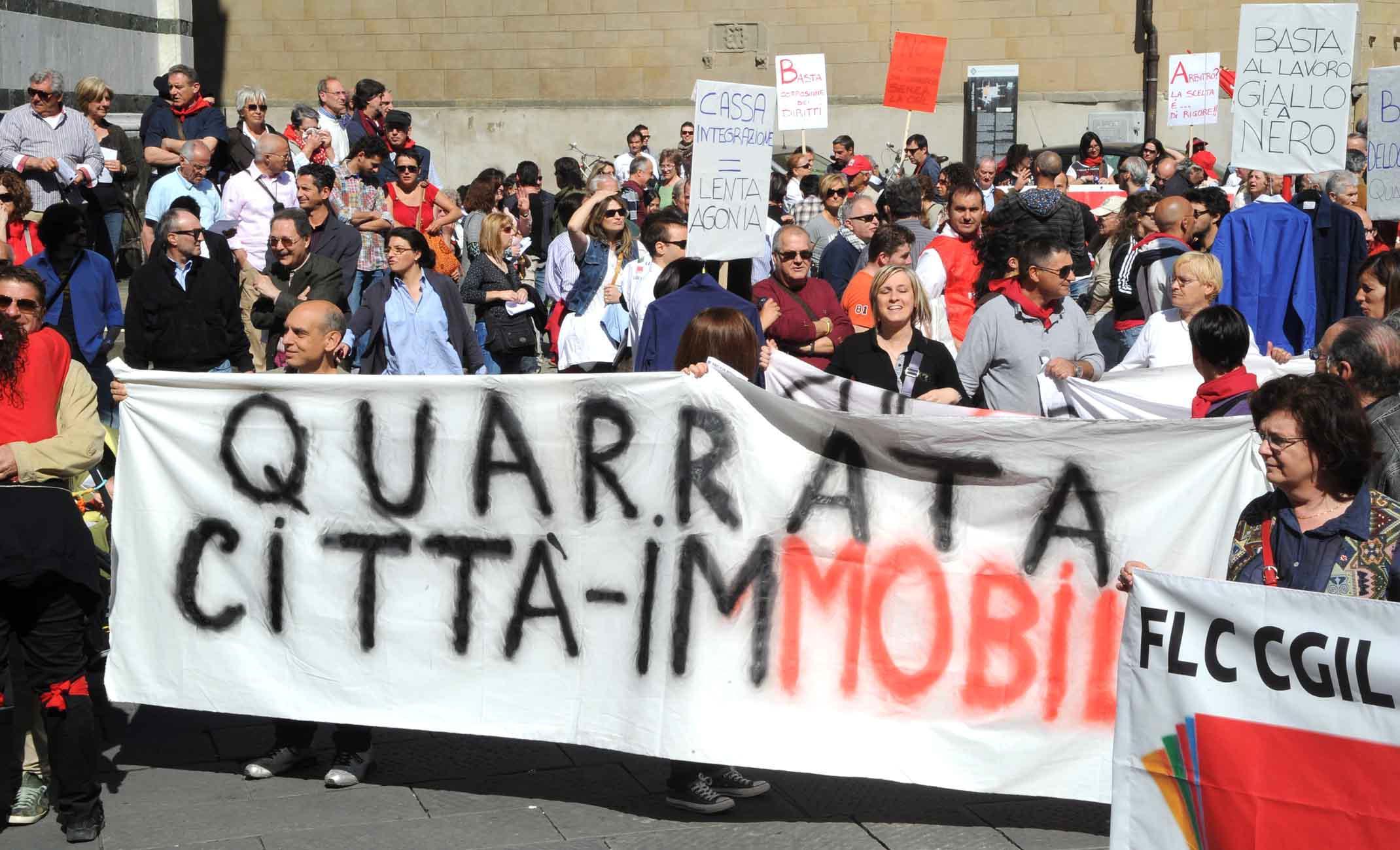 Una manifestazione dei lavoratori del mobile (foto Lorenzo Gori)