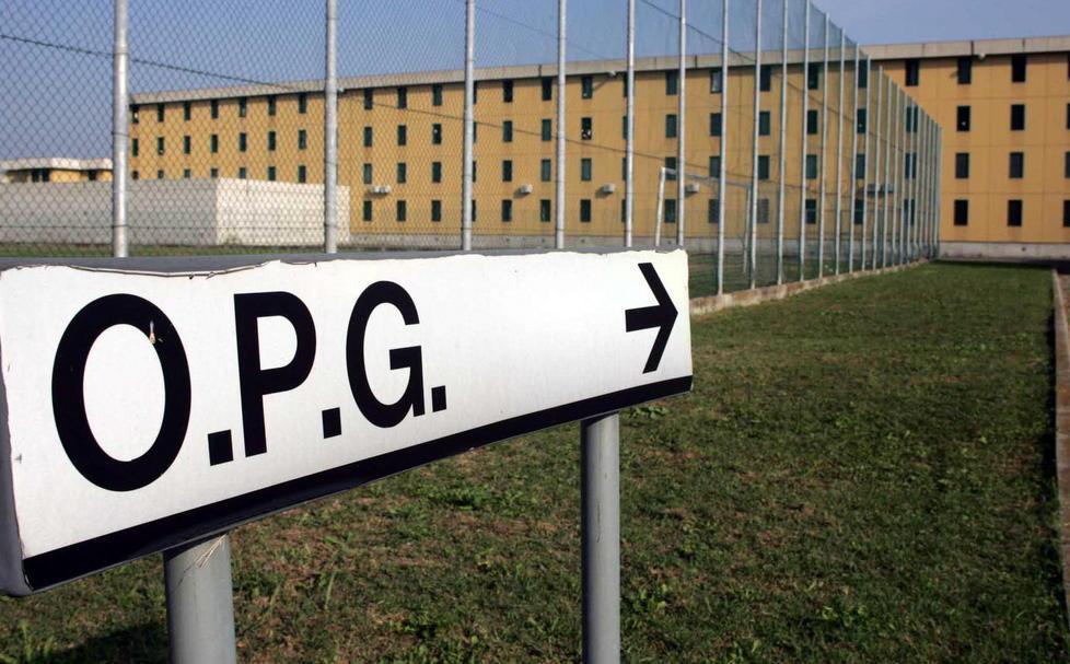 «Mio figlio, morto soffocato dal cibo in cella all'Opg di Reggio Emilia» 