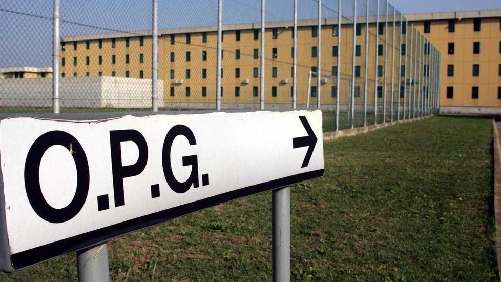 «Mio figlio, morto soffocato dal cibo in cella all'Opg di Reggio Emilia»