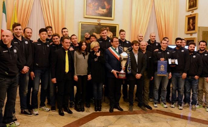Modena volley con la Coppa Italia in Municipio